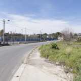 Le caserme dopo una curva lasciano per� spazio alla campagna. In realt� sulla sinistra si trova un�area adibita a parcheggio per camper e a diverse attivit� commerciali